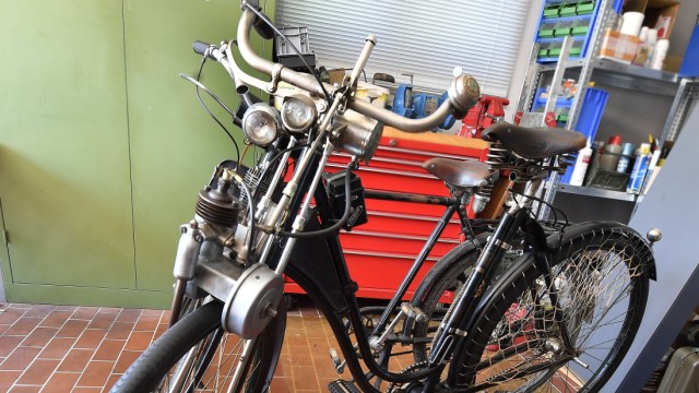 Oldtimer-Mopeds: Von einem Moped hat dieses Fahrrad mit Hilfsmotor noch nicht besonders viel: das aus dem Jahr 1930 stammende Modell Gockerell Piccolo mit Hängemotor.