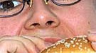 Frau isst Hamburger, Foto: dpa
