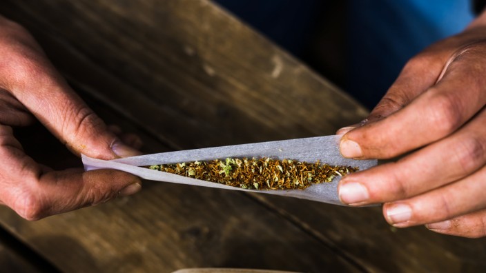Gesetzentwurf zur Legalisierung: Bislang braucht man eine Erlaubnis, etwa aus medizinischen Gründen, um legal Cannabis zu konsumieren.