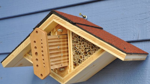 Insektenhotels: Handgezimmert: ein Insektenhotel vom Wildbienenschreiner.