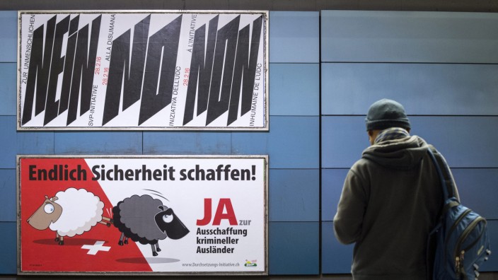 Schweizer Partei SVP: Häufiger als mit vermeintlich harmlosen Discosongs macht die SVP mit solchen Plakaten Wahlwerbung.