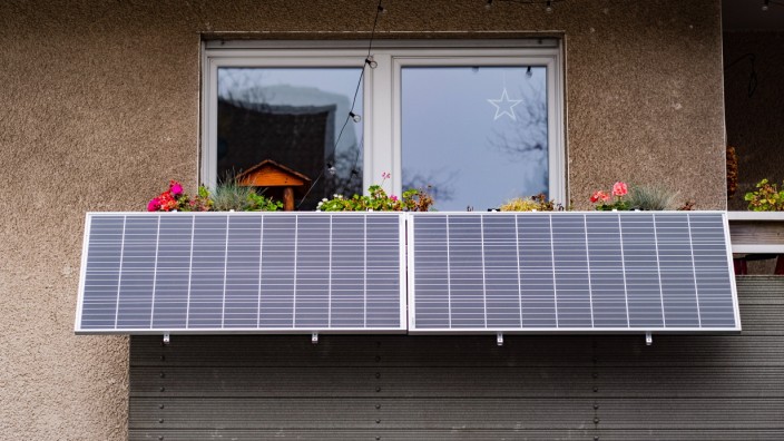 Solarenergie: Das eigene Kraftwerk am Balkon wie in diesem Haus in Düsseldorf: Solarstrom soll nach dem Willen der Bundesregierung künftig auch für Mieter einfacher möglich sein.