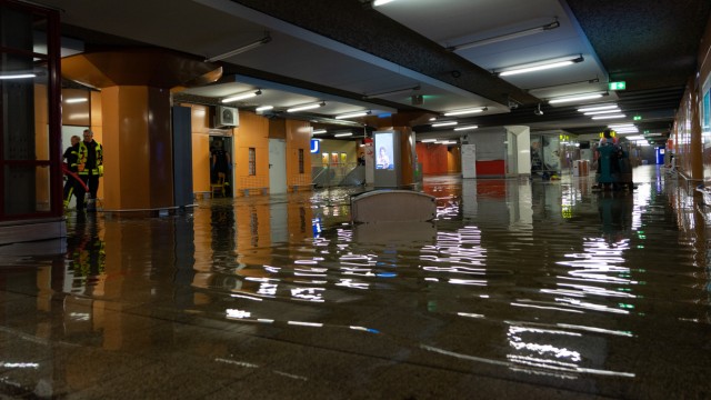 Gewitter: Nach starken Regenfällen läuft Wasser durch den Südbahnhof in Frankfurt-Sachsenhausen.