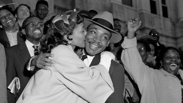 Historie: Sie fürchtete immer wieder um sein Leben - zu Recht, wie sich 1968 zeigte: Coretta King 1956 mit ihrem Mann nach einer Boykottaktion gegen die Rassentrennung in Bussen.