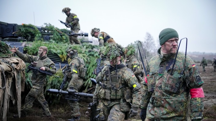 Nato: Übung mit Puma-Schützenpanzern: Bundeswehrsoldaten auf dem Truppenübungsplatz Altengrabow.