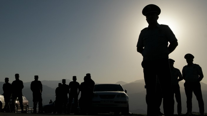 Bergkarabach: Kaum jemand darf die Straße nach Bergkarabach passieren. Polizisten bei einer Demonstration an der Grenze zwischen Armenien und Aserbaidschan.
