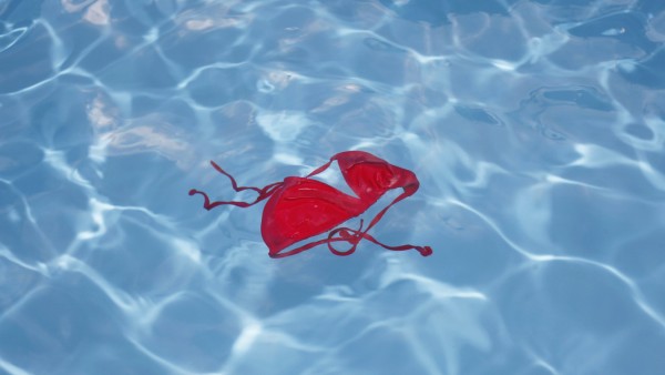 Germany Red bikini top floating in swimming pool PUBLICATIONxINxGERxSUIxAUTxHUNxONLY JTF000010
