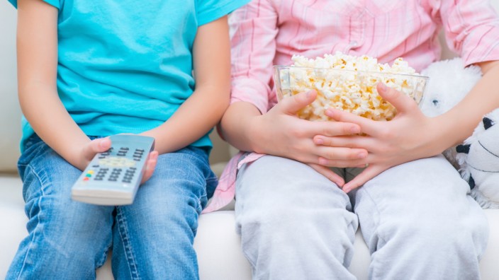 Werbeverbot für Kinderlebensmittel: Fernsehreklame verleitet gerade Kinder und Heranwachsende zu ungesunder Ernährung.