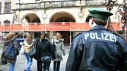 Polizei vor einer Schule in Freiburg