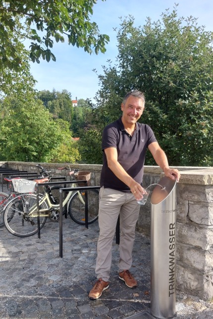 Baustein im Hitzeschutz: Bürgermeister Ingo Mehner am neuen Trinkwasserbrunnen