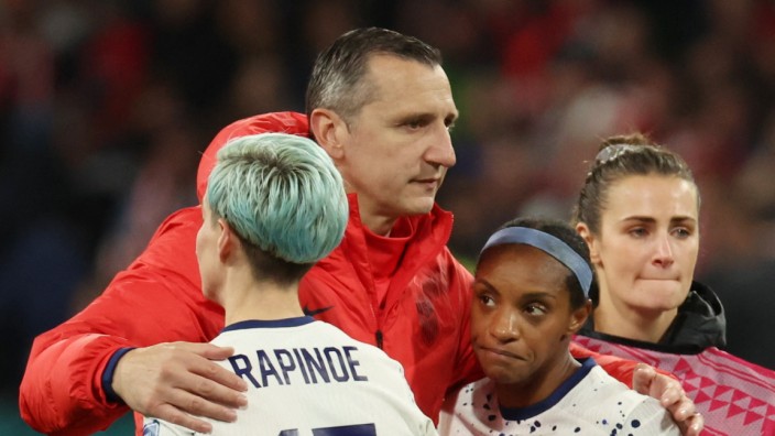 USA nach der Fußball-WM: Ausgeschieden im Elfmeterschießen: Trainer Vlatko Andonovski tröstet Crystal Dunn and Megan Rapinoe.