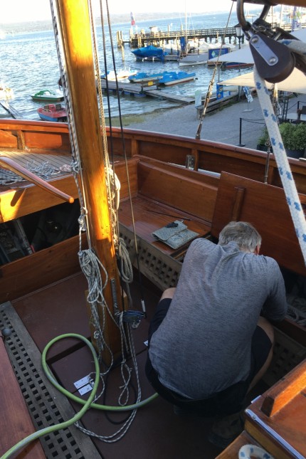 Historisches Segelboot: Permanentes "Gießen" ist wichtig, damit sich das Holz des Schiffes wieder verschließt und kein Wasser eindringen kann.