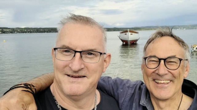 Historisches Segelboot: Unterstützt wird Klaus Gattinger von Freunden, wie hier Alex Hohenester (links). Mit ihm produziert er auf seiner Homepage Podcasts, um damit die Reparatur der "Sir" zu finanzieren.