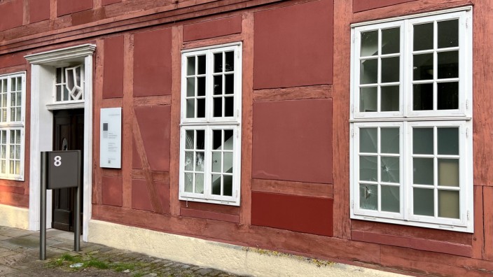 Rechtsextremismus: Fenster zersplittert, Infotafel abgerissen: Der Sitz der Stiftung niedersächsische Gedenkstätten in Celle ist diese Woche angegriffen geworden.