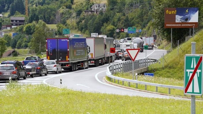 Zugunfall: Stau auf der Gotthardautobahn A 2.