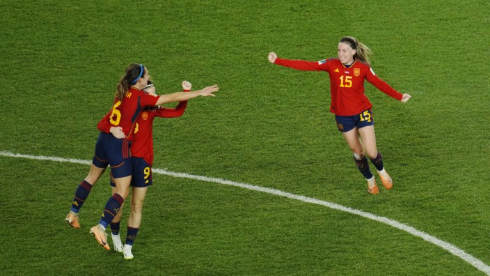 Spanien im WM-Finale: Eva Navarro feiert mit Aitana Bonmati und Esther Gonzalez nach dem Halbfinal-Sieg gegen Schweden.