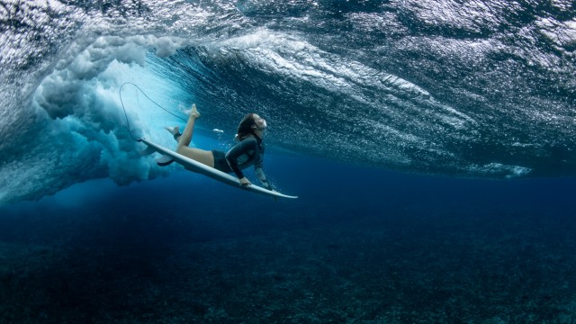Surfen: Erst beim Tauchgang sieht man, wie nah das Riff an die Wasseroberfläche heranreicht.