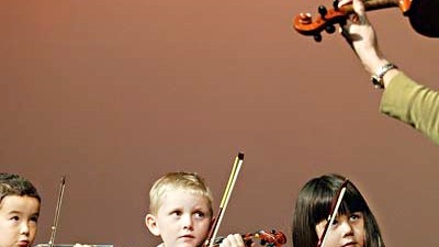 Musik und Intelligenz: Positive Wirkung für das Sozialverhalten, aber nicht die Intelligenz: Musikalische Erziehung.