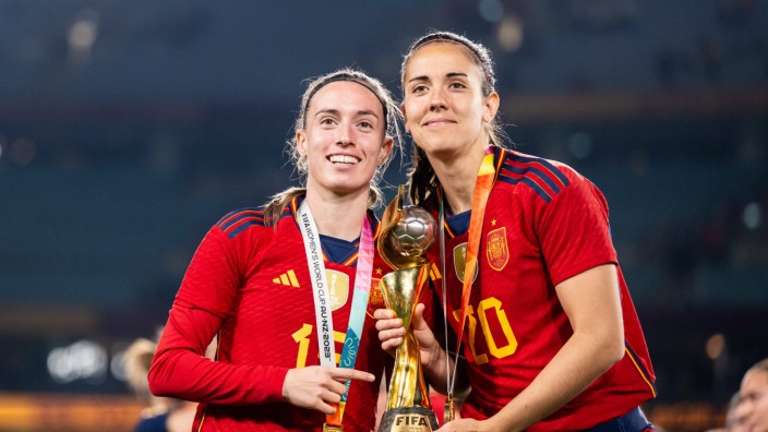 Frauen-WM 2023: Eva Navarro and Rocia Galvez feiern den ersten WM-Titel mit Spanien.