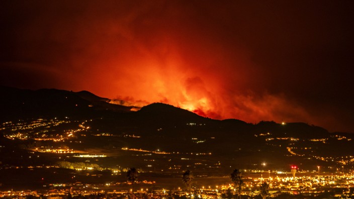 Hitze in Europa: Flammen am Horizont, im Vordergrund die Stadt La Laguna. Der Waldbrände auf der bei Urlaubern beliebten Kanaren-Insel Teneriffa breiten sich weiter aus.