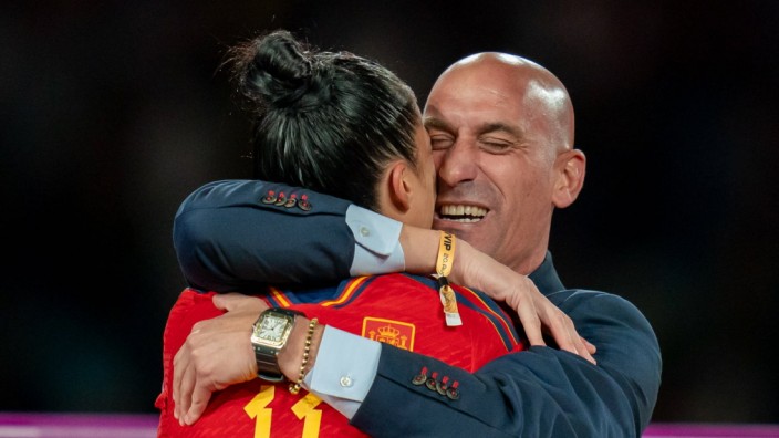 Spaniens Verbandspräsident Rubiales: Luis Rubiales umarmt die Spielerin Jenni Hermoso - und küsst sie dann auf den Mund. Erst sagt Hermoso, das habe ihr "nicht gefallen", später verschickt der Verband eine Nachricht, in der sie den Vorgang relativiert.