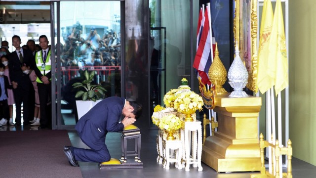 Südostasien: Kurz nach seiner Ankunft bekundete Thaksin vor einem Foto des Königs und der Königin seinen Respekt dem Herrscherpaar gegenüber.