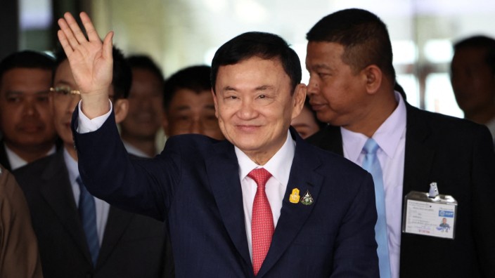 Südostasien: Thaksin Shinawatra (r.) winkt am Internationalen Flughafen Don Mueang in Bangkok seinen Anhängern zu.