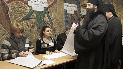 Wahl in Ukraine: Timoschenko? Janukowitsch? Juschtschenko?Tigipko? Orthodoxe Priester geben in einem Wahllokal in Kiew ihre Stimme ab.
