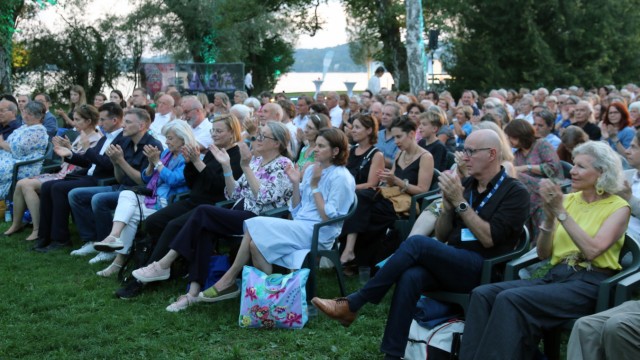 Fünfseen-Filmfestival: Hunderte Gäste kommen zum Eröffnungsabend im Gelände des Starnberger Freibads.