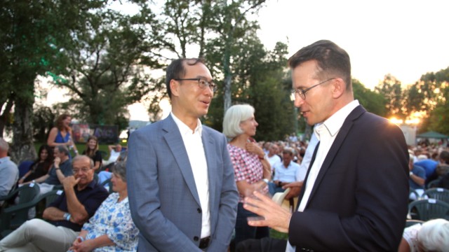 Fünfseen-Filmfestival: Landrat Stefan Frey (rechts) im Gespräch mit Ian-Tsing Dieu, Generaldirektor der Taipeh-Vertretung in München.