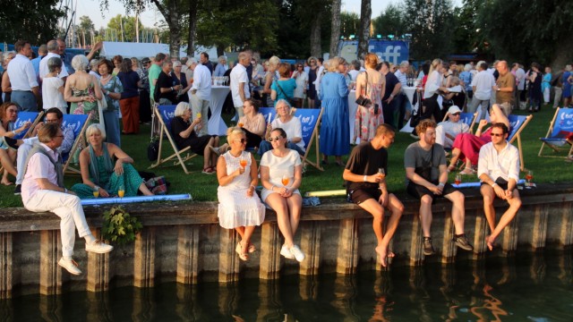 Fünfseen-Filmfestival: Das Fünfseen-Filmfestival zeichnet ein besonderes Flair aus. Gäste genießen beim Eröffnungsabend am Ufer des Starnberger Sees den Sonnenuntergang