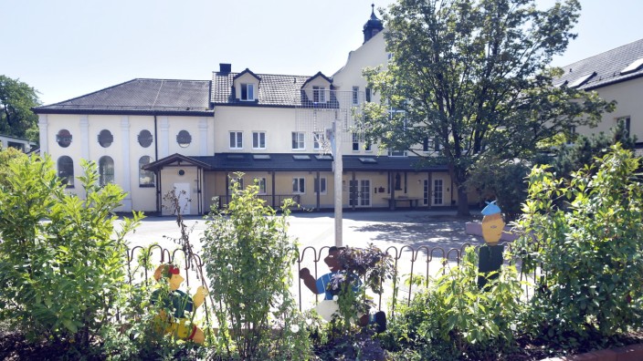 Landkreis Erding: Das Josefsheim Wartenberg wurde 1885 von Pfarrer Josef Haslauer gegründet. 1918 übernahm das Seraphische Liebeswerk die Trägerschaft der Einrichtung.