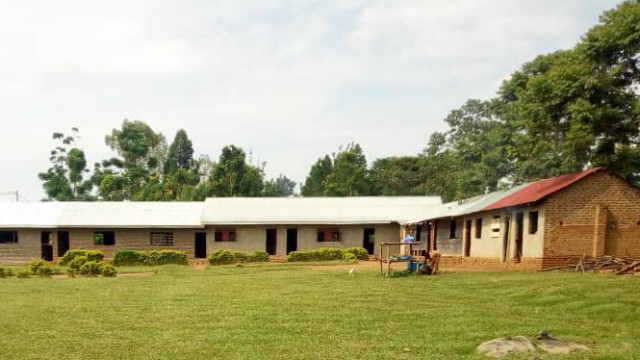 "Orphans Club Pomede": In kleinen Holzgebäuden sind mehrere Klassenzimmer entstanden.