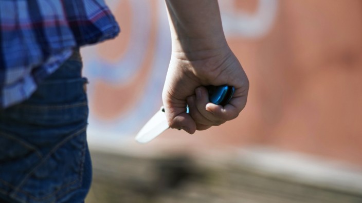 München: Bei einem der beiden Überfälle zückt ein Täter ein Messer.
