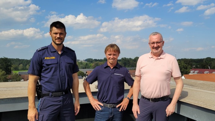 Sicherheitswacht Poing: Gerhard Hartl (Mitte) ist das neueste Mitglied der Poinger Sicherheitswacht. Er wurde von Polizeioberkommissar Daniel Schubert (links) und Bürgermeister Thomas Stark in das Amt eingeführt.
