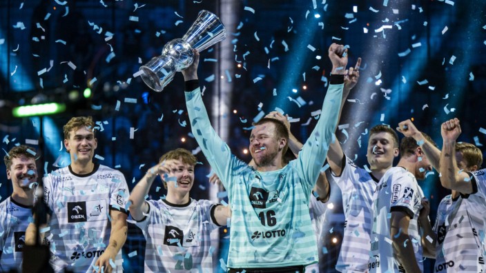 Handball-Supercup: Siegerehrung: Kiels Torwart Tomas Mrkva reckt den Supercup in die Höhe.