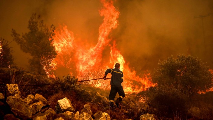 Umweltkatastrophe: Ein Feuerwehrmann kämpft gegen das Buschfeuer in Fyli, einem Vorort von Athen, nahe dem Kloster Kleiston-Kloster Mariä Himmelfahrt.