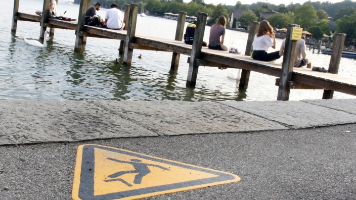 Nepomuk: Neue Markierungen auf der Starnberger Seepromenade erinnern Touristen und Einheimische daran, dass man hier in den Starnberger See stürzen kann.