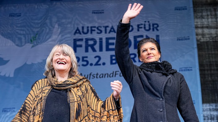 Parteien: Ihre Ukraine-Politik treibt selbst Die Linke in die Spaltung: Sahra Wagenknecht (rechts, hier mit Alice Schwarzer auf ihrer Demonstration in Berlin, Februar 2023).
