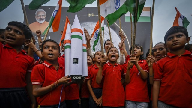 Indien: Handfeste innenpolitische Motive: Indiens Premier Narendra Modi möchte den Erfolg der Mondmission auch im Wahlkampf nutzen - Straßenfeier in Delhi nach der Landung der Sonde.