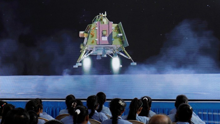 Indien: "Wann immer die Inder eine Mission durchführen, sind sie meistens spitze": Livestream der Mondlandung von "Chandrayaan-3" in dieser Woche in einem Saal der Gujarat Science City im indischen Ahmedabad.