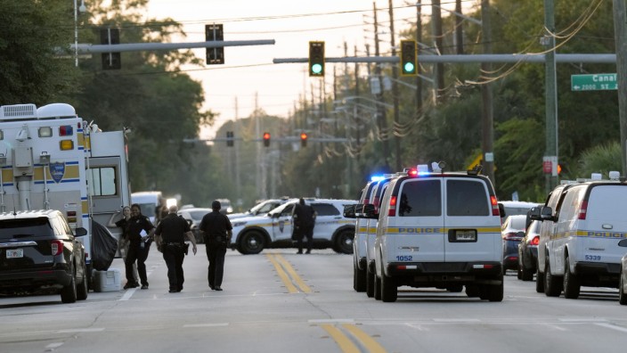 Waffengewalt in den USA: Zwar hat der Täter sein Vorhaben angekündigt, die Polizei kam dennoch zu spät zum Tatort in Jacksonville.