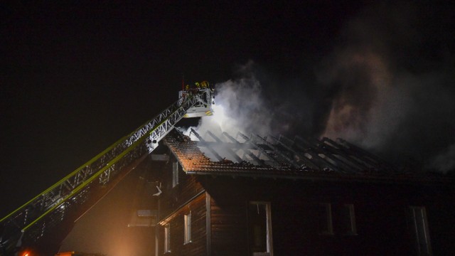 Unwetter in Bayern: Die Feuerwehr löscht in Salzweg den Brand in einem Dachstuhl nach einem Blitzeinschlag.