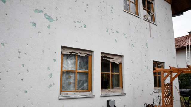Unwetter in Bayern: Auch Außenfassaden haben die Hagelkörner in Oberbayern zerschlagen.