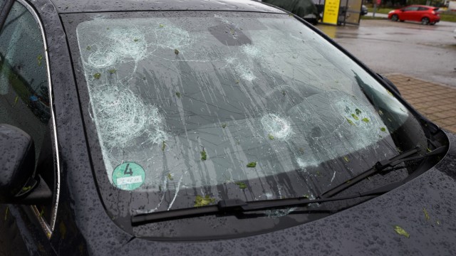 Extremwetter im Oberland: Die Wucht der Hagelkörner hat Autoscheiben zertrümmert.