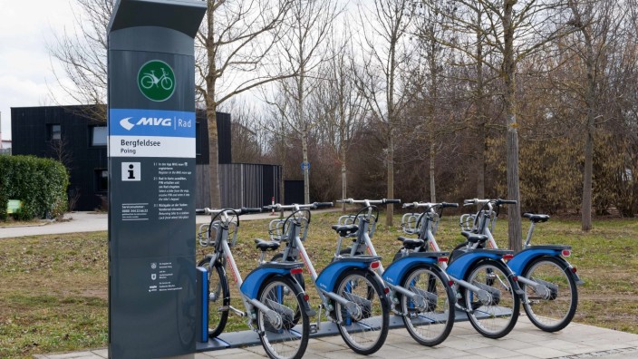 Mikromobilität: Können öffentliche Leihräder die Straßen entlasten und Lücken im ÖPNV schließen? In Poing an der Station Bergfeldsee existiert bereits ein Mobilitätspunkt, wie er vom Jahr 2025 an in der ganzen Region zu finden sein könnte.