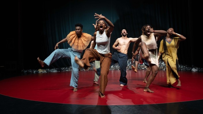 Tanz: Serge Aimé Coulibalys "C la vie": Sein Faso Danse Théâtre wirbelt zu schlagwerkgetriebenen Technobeats und mixt afrikanische Tradition mit aktuellen Tanztrends.