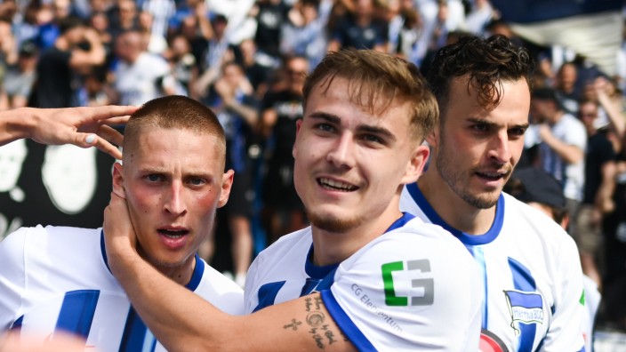 Hertha BSC: Herthas Palko Dardai jubelt mit Marten Winkler und Haris Tabakovic (von links nach rechts).