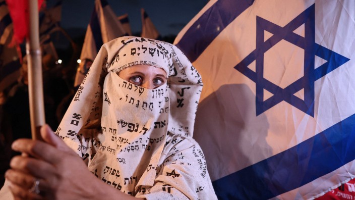 Frauenproteste in Israel: Frauen protestieren in der von Strenggläubigen geprägten Stadt Bnei Brak für den Erhalt ihrer Rechte.