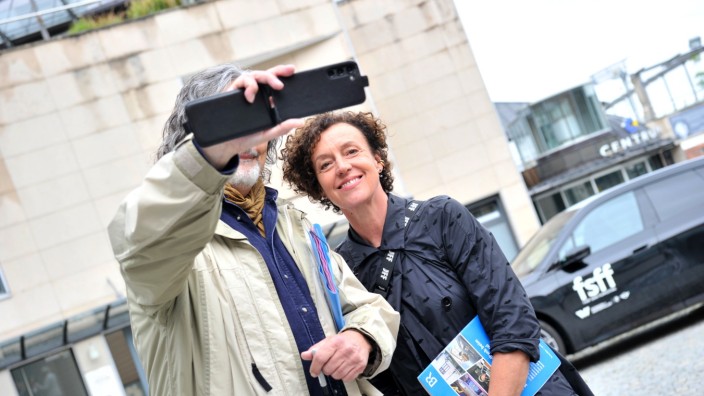 Fünfseen-Filmfestival: Vor der Schloßberghalle gibt die Regisseurin Maria Schrader Autogramme und macht Selfies mit Filmfans.